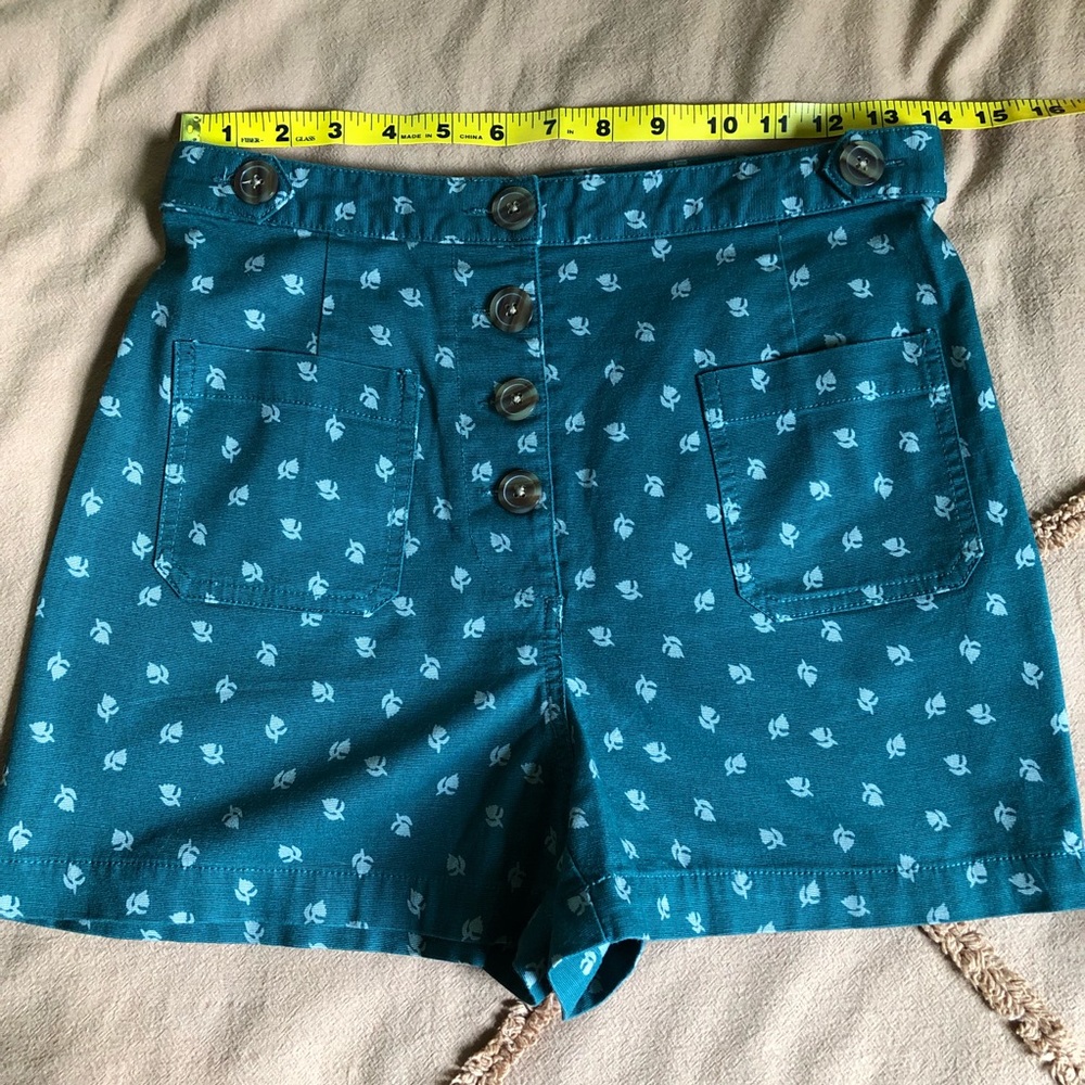 Kimchi Blue Urban Outfitters button front high waisted green retro shorts size 4 - Picture 4 of 9